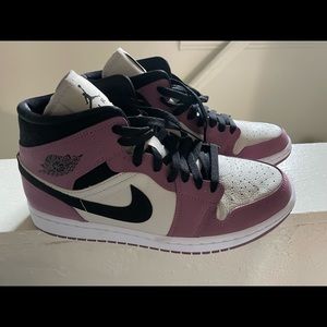 Womens Air Jordan 1 Mid SE ‘Berry Pink’